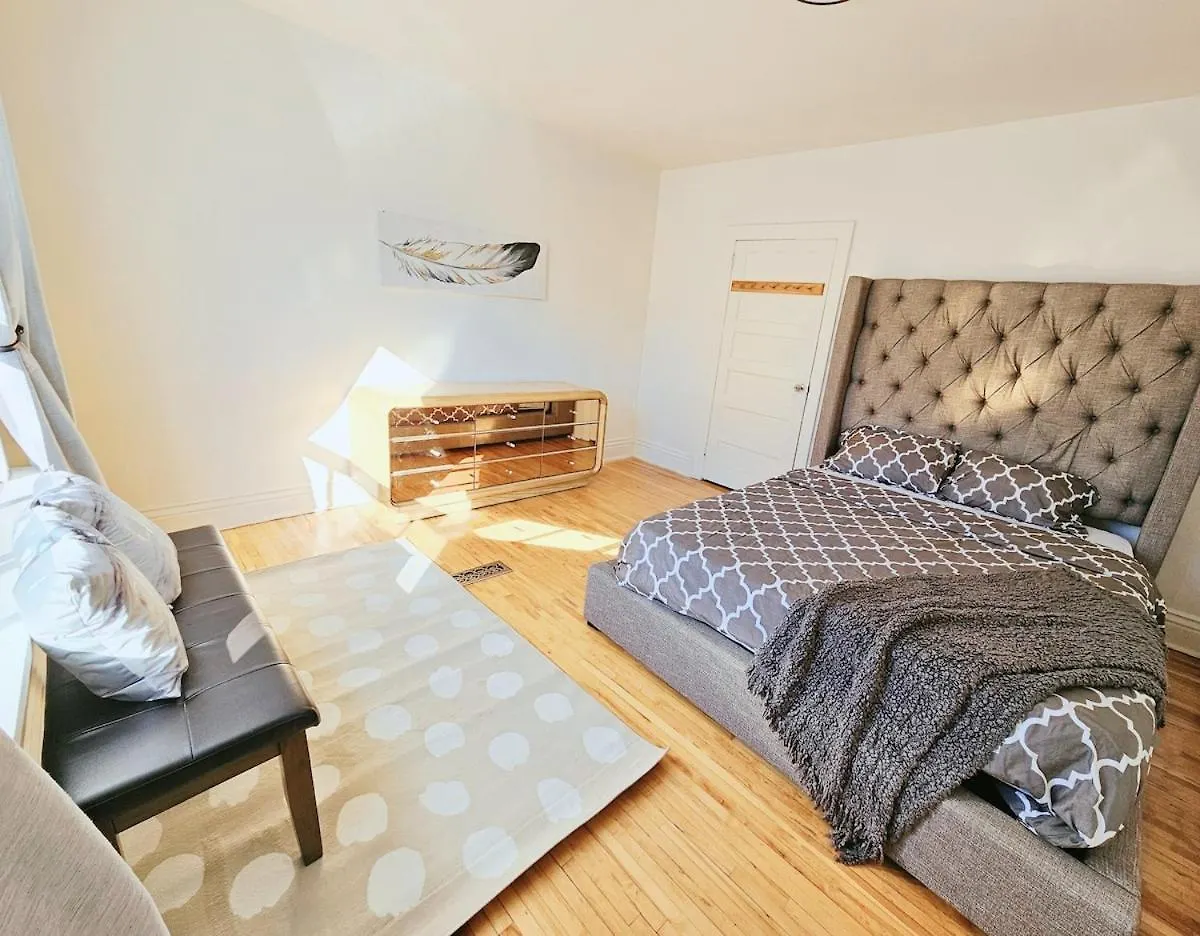 Downtown Toronto 3 Bedrooms - 1 Free Parking Apartment