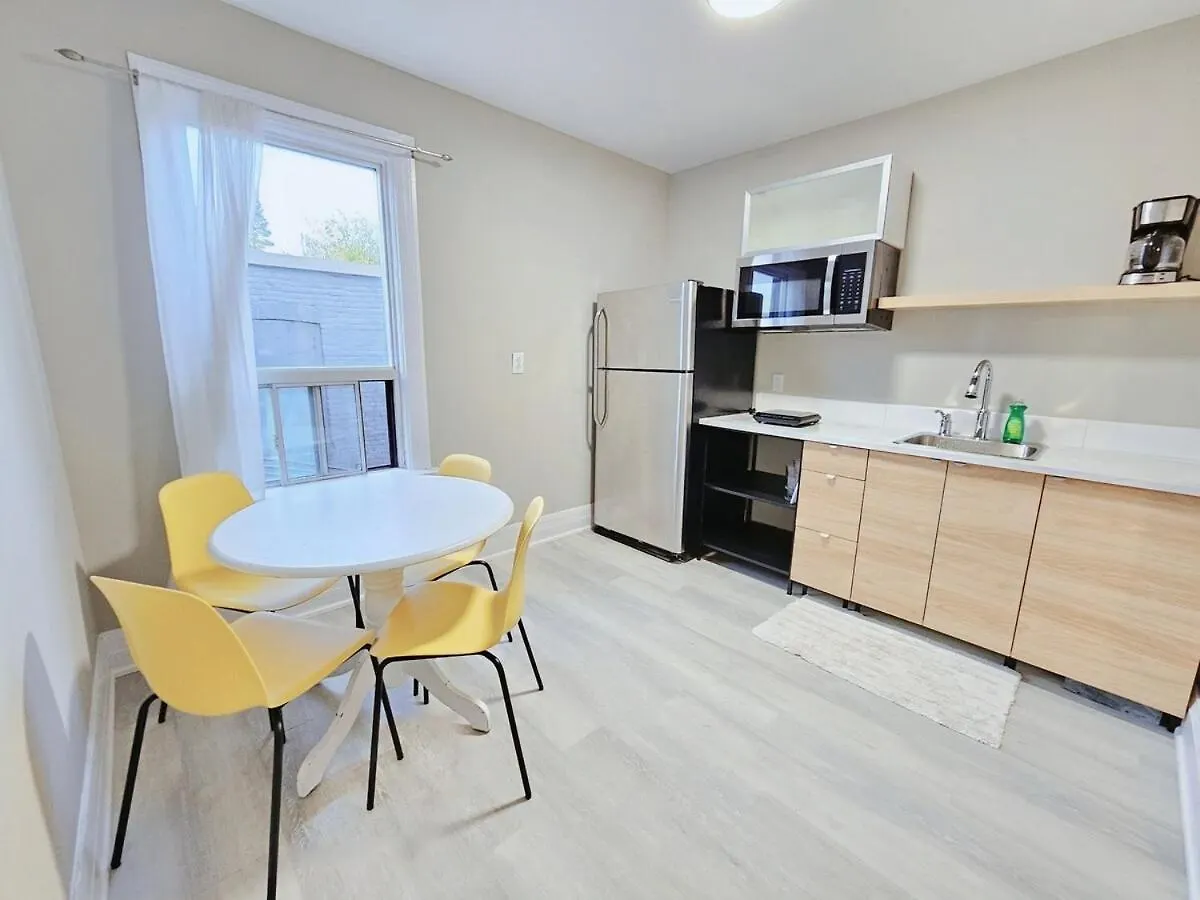Downtown Toronto 3 Bedrooms - 1 Free Parking 0*,