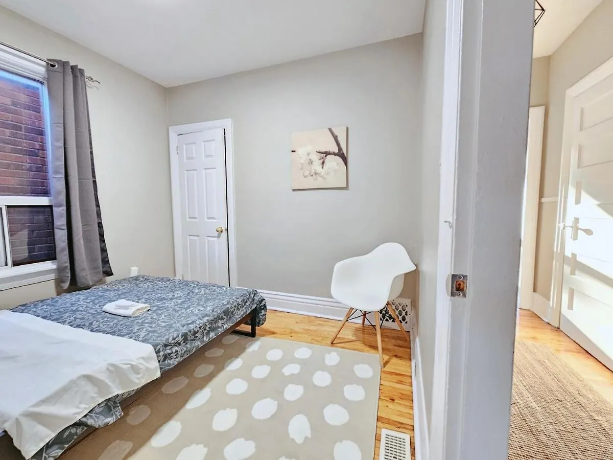 Downtown Toronto 3 Bedrooms - 1 Free Parking Apartment