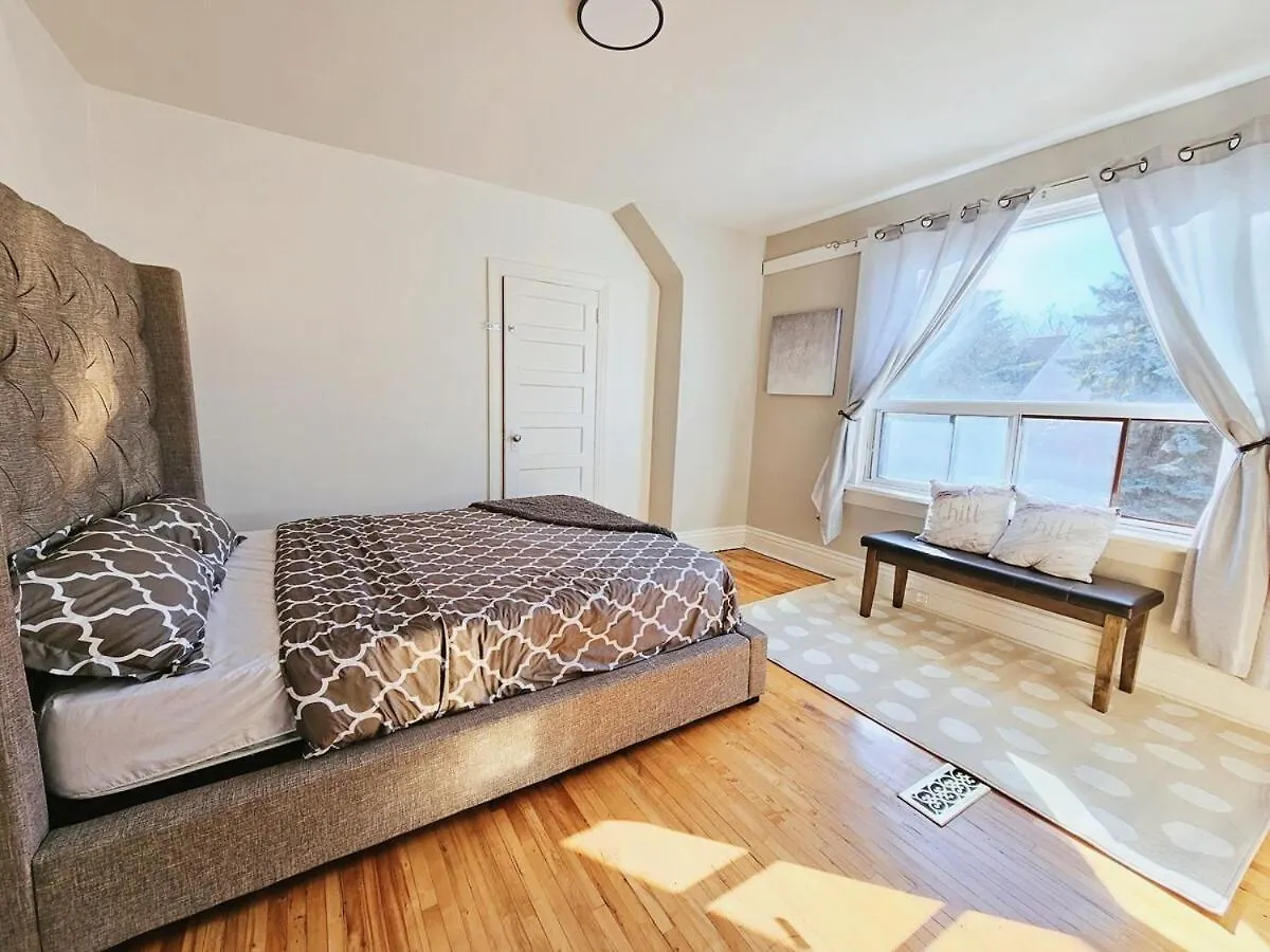 Downtown Toronto 3 Bedrooms - 1 Free Parking